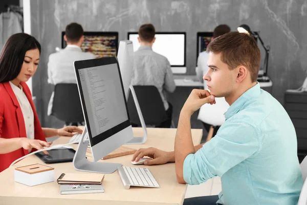 Jóvenes programadores trabajando en la oficina — Foto de Stock