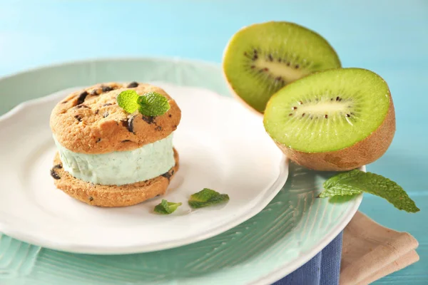 Teller mit Eis-Plätzchen-Sandwich — Stockfoto