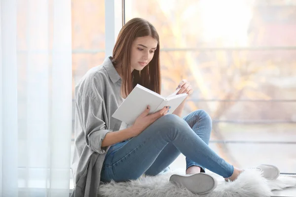 Woman reading book — Stock Photo, Image