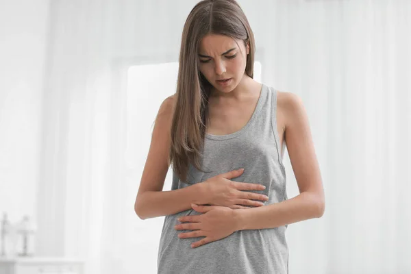 Wanita muda yang menderita sakit perut — Stok Foto