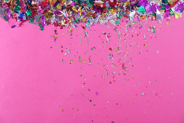 Kleurrijke confetti op kleur achtergrond — Stockfoto