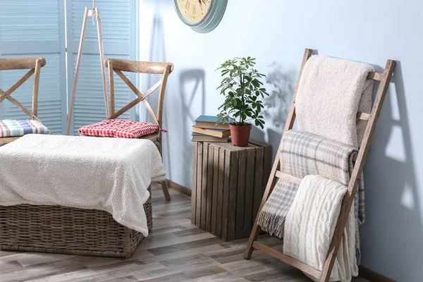 Warme plaids op decoratieve ladder — Stockfoto