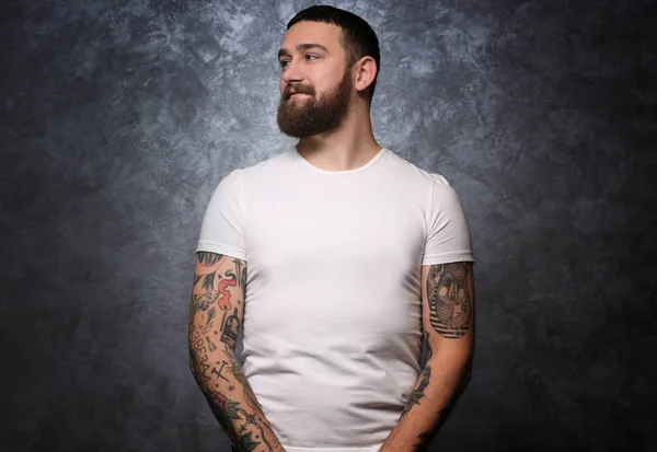 Retrato del hombre tatuado sobre fondo gris —  Fotos de Stock