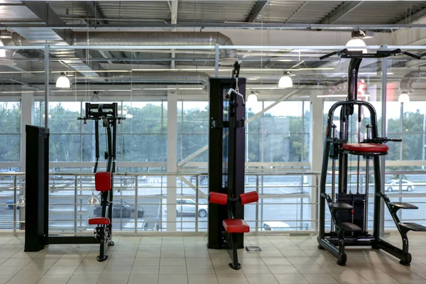 Gewichtheffen machines in sportschool — Stockfoto