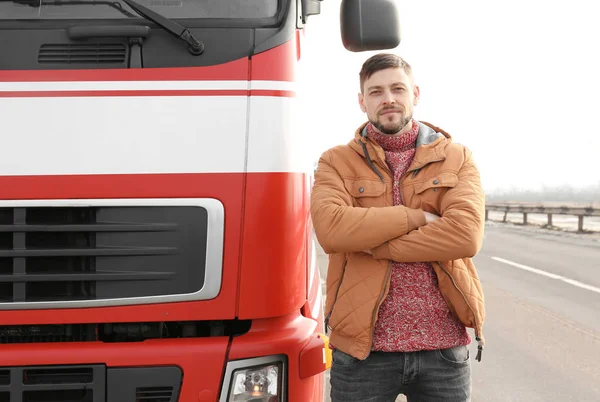 Knappe chauffeur in de buurt van grote moderne truck buiten — Stockfoto