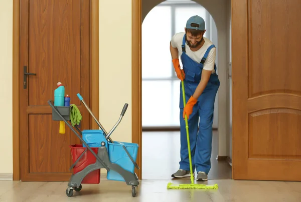 Young man moping floor — Stock Photo, Image