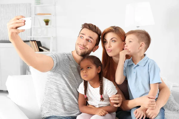 Família feliz fazendo selfie — Fotografia de Stock