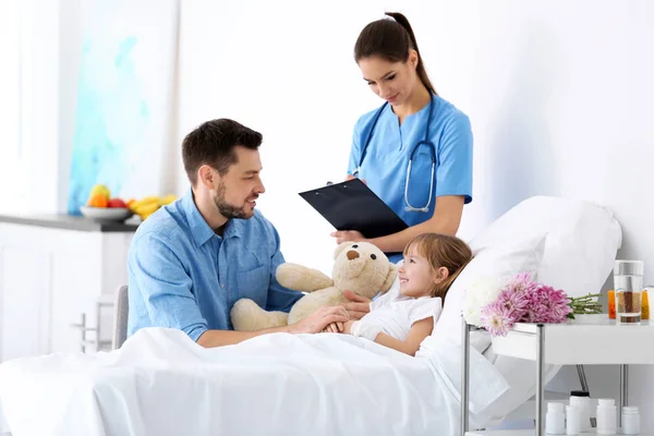 Pai visitando a filhinha no hospital — Fotografia de Stock