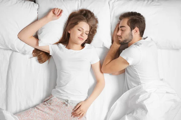 Junges süßes Paar im Bett — Stockfoto
