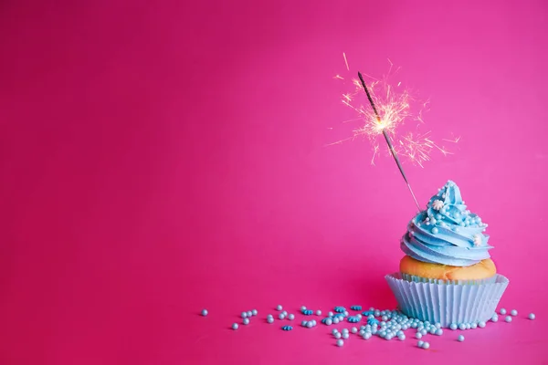 Delizioso cupcake con sparkler — Foto Stock