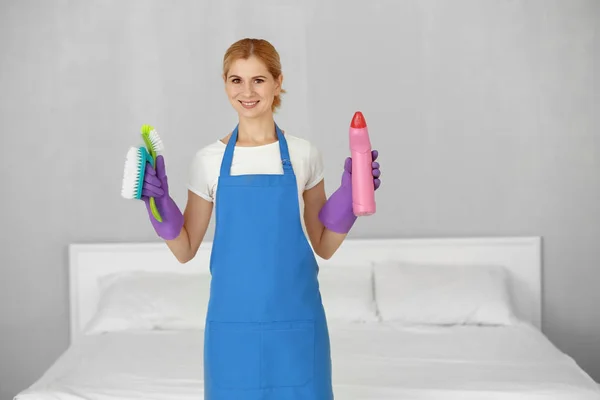 Jolie femme avec des fournitures de nettoyage — Photo