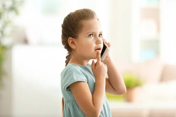 Маленькая девочка разговаривает по мобильному телефону — стоковое фото