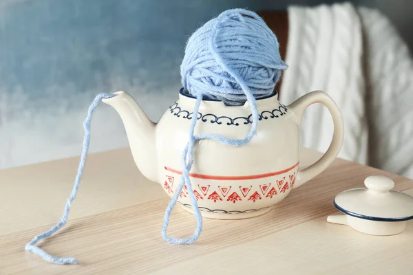 Théière avec boule de fil à tricoter — Photo