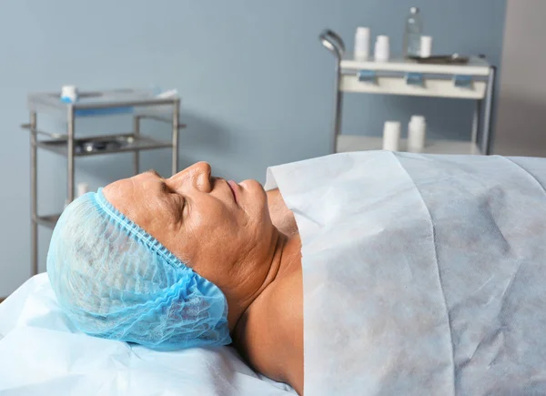 Hombre mayor en sombrero médico — Foto de Stock