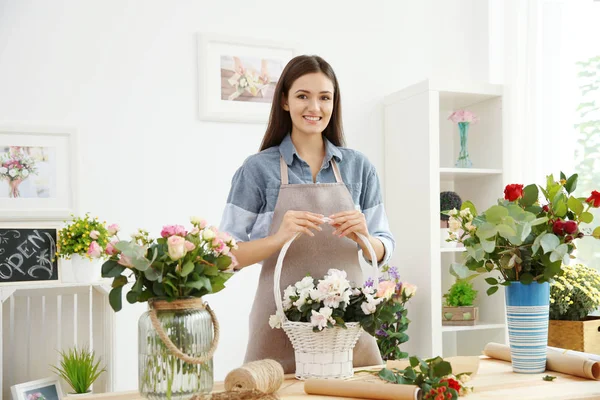 Hübsche junge Floristin — Stockfoto