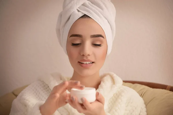 Beautiful young woman applying cream — Stock Photo, Image