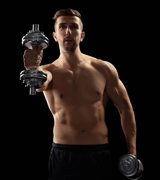 Homem desportivo fazendo exercícios — Fotografia de Stock