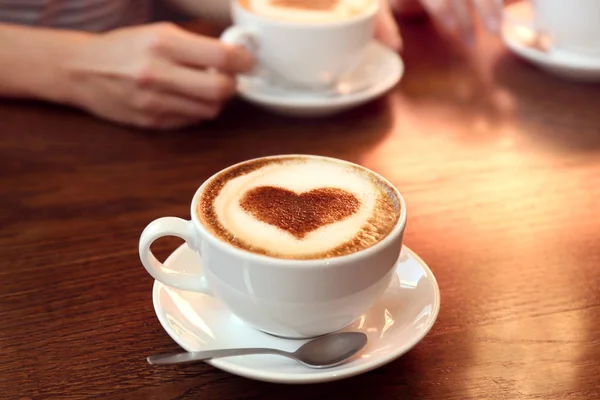 Tasse heißen leckeren Kaffee — Stockfoto
