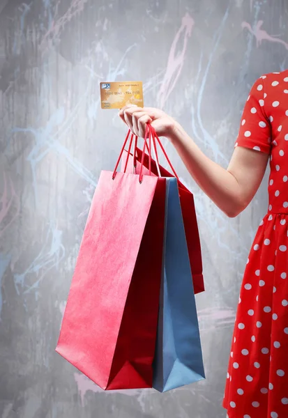 Mujer con bolsas de compras y tarjeta de crédito —  Fotos de Stock