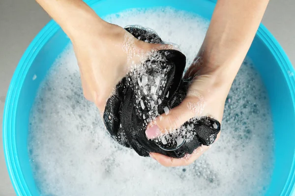 Händerna tvätta kläder i bassängen — Stockfoto
