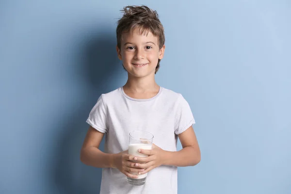 Αγόρι εκμετάλλευση ποτήρι γάλα — Φωτογραφία Αρχείου