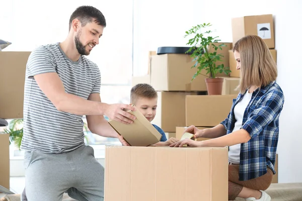 Felices cajas de embalaje familiares — Foto de Stock