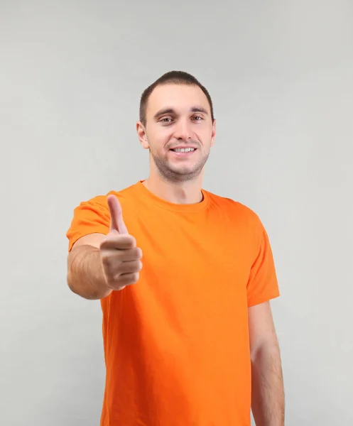 Homem alegre mostrando o polegar para cima — Fotografia de Stock