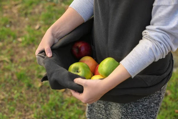 Mains féminines tenant des pommes — Photo