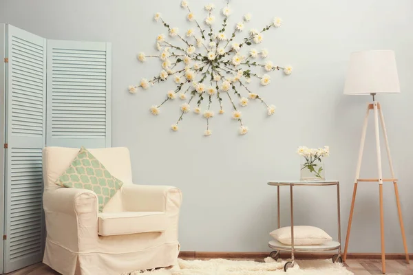 Modern room decorated with flower garland — Stock Photo, Image