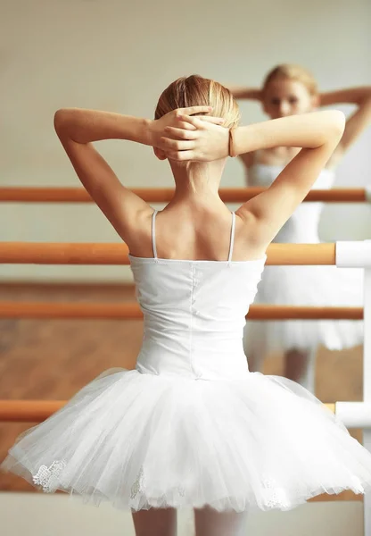 Unga vackra ballerina — Stockfoto