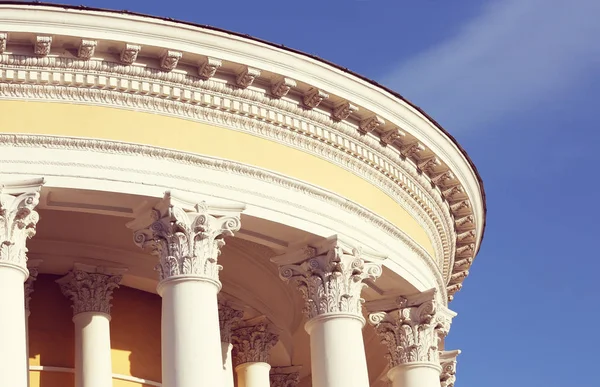 Edificio con columnas de estilo neoclásico — Foto de Stock