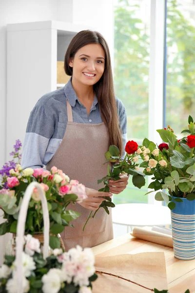 Hübsche junge Floristin — Stockfoto