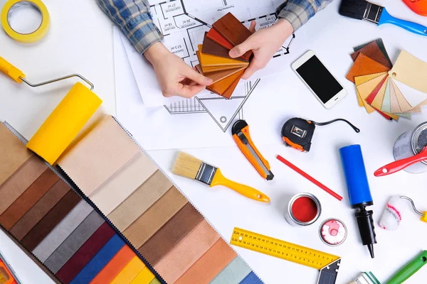 Decorador celebración de muestras de color — Foto de Stock