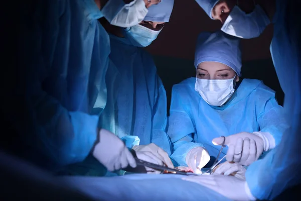 Cirurgiões operando paciente na clínica — Fotografia de Stock