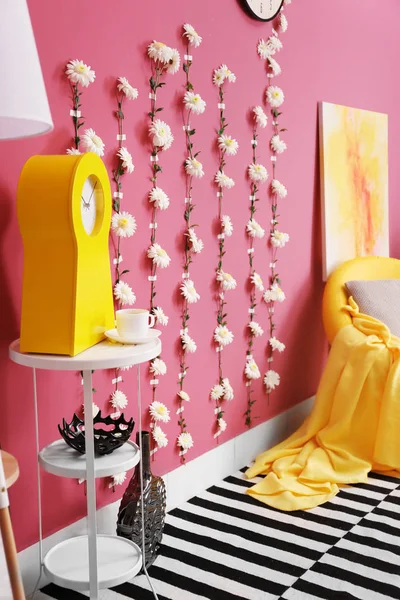 Camera decorata con ghirlanda di fiori — Foto Stock