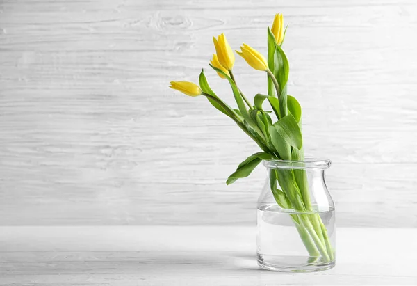 Vaso di vetro con bouquet di tulipani — Foto Stock