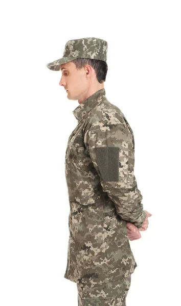 Солдат в камуфляже на белом фоне — стоковое фото