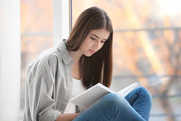 Mulher leitura livro — Fotografia de Stock