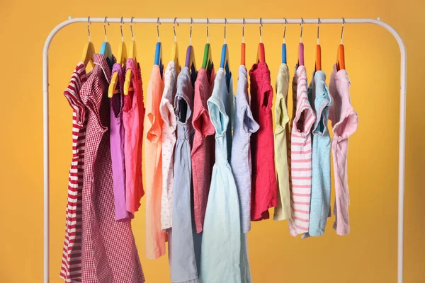 Hangers met kleurrijke kleding — Stockfoto