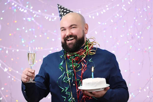 Homem engraçado comemorando aniversário — Fotografia de Stock