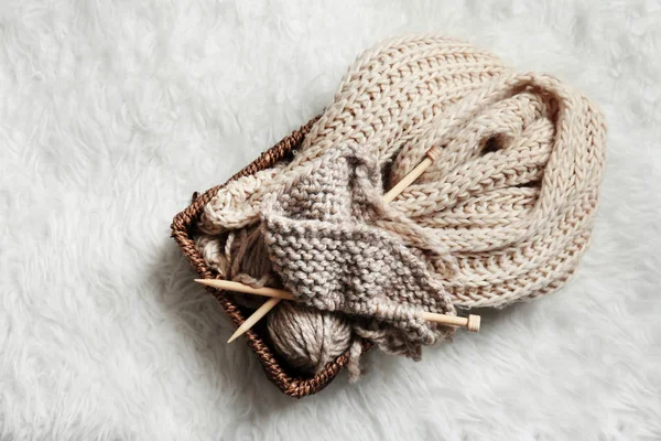 Knitting yarn and needles in wicker basket — Stock Photo, Image