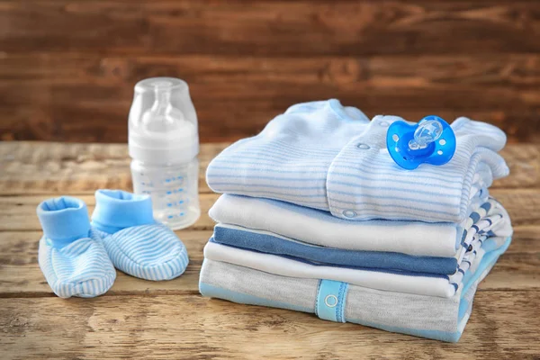 Montón de ropa de bebé —  Fotos de Stock
