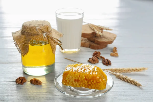 Zusammensetzung mit Milch, Honig, Brot und Waben — Stockfoto