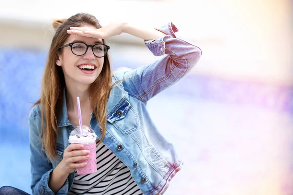Piękna młoda dziewczyna z milkshake — Zdjęcie stockowe
