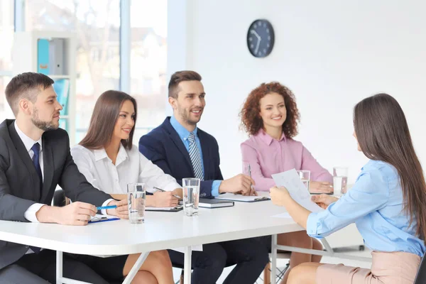 Conceito de entrevista de emprego. Comissão de Recursos Humanos entrevistando mulher — Fotografia de Stock