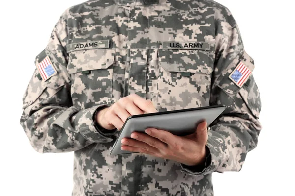 Солдат тримає цифровий планшет — стокове фото