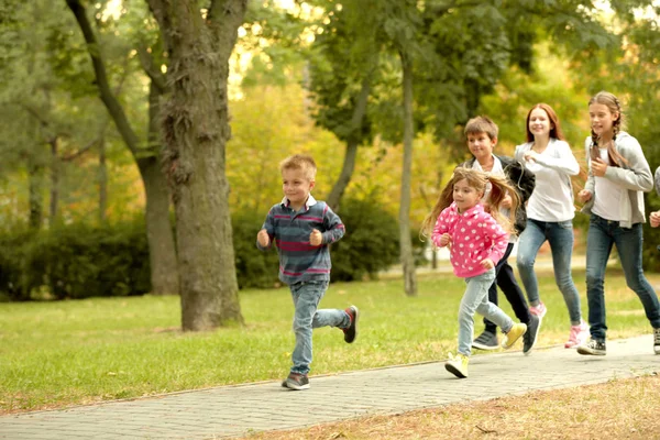 Sportiga barn kör i parken — Stockfoto