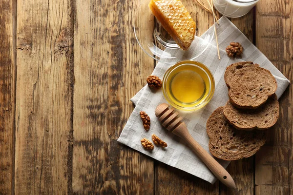 Composition with honey, bread and honeycomb