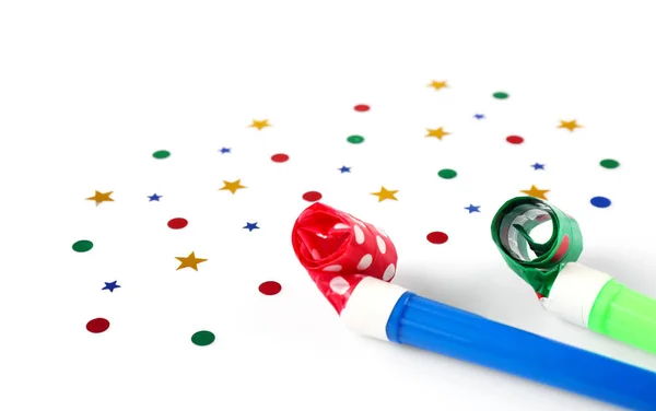 Helder gekleurde confetti met feestelijke fifes — Stockfoto