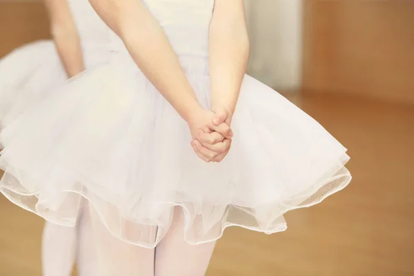 Menina praticando ballet na aula, close-up — Fotografia de Stock